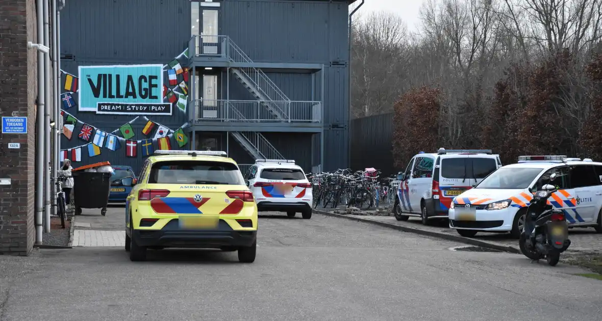 Persoon aangehouden bij mogelijk steekincident in asielzoekerscentrum - Foto 4