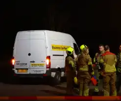 Bestelbus klapt op betonnen muur