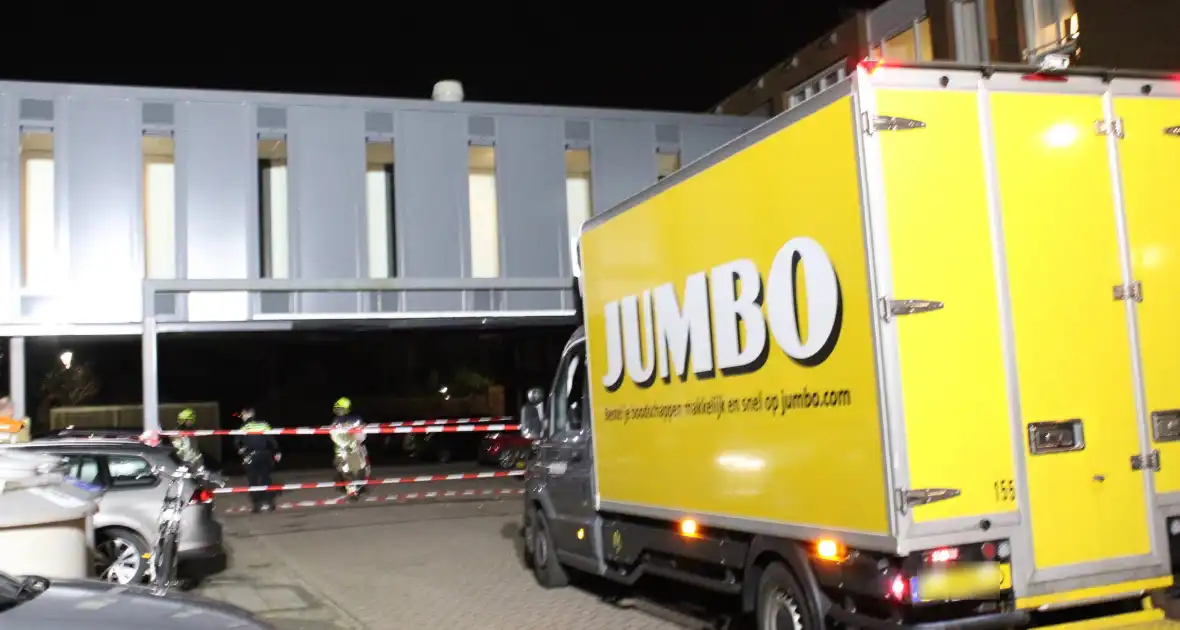 Bestuurder bakwagen schat hoogte verkeerd en ramt gebouw