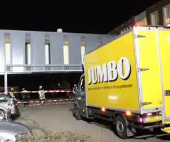 Bestuurder bakwagen schat hoogte verkeerd en ramt gebouw