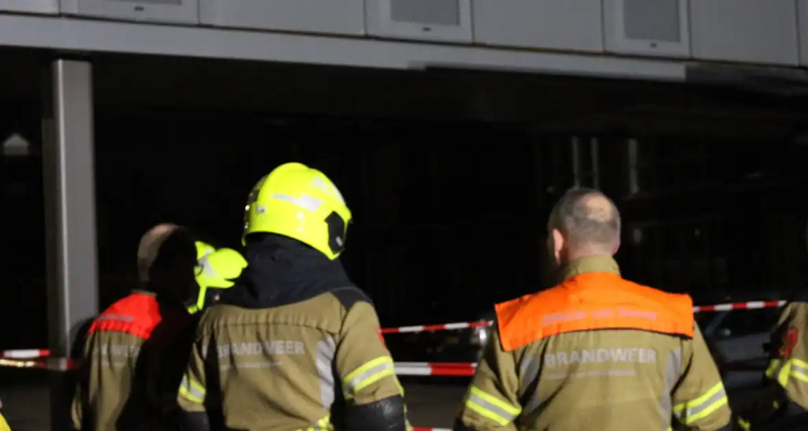 Bestuurder bakwagen schat hoogte verkeerd en ramt gebouw - Foto 1