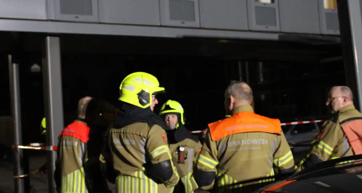 Bestuurder bakwagen schat hoogte verkeerd en ramt gebouw - Foto 2