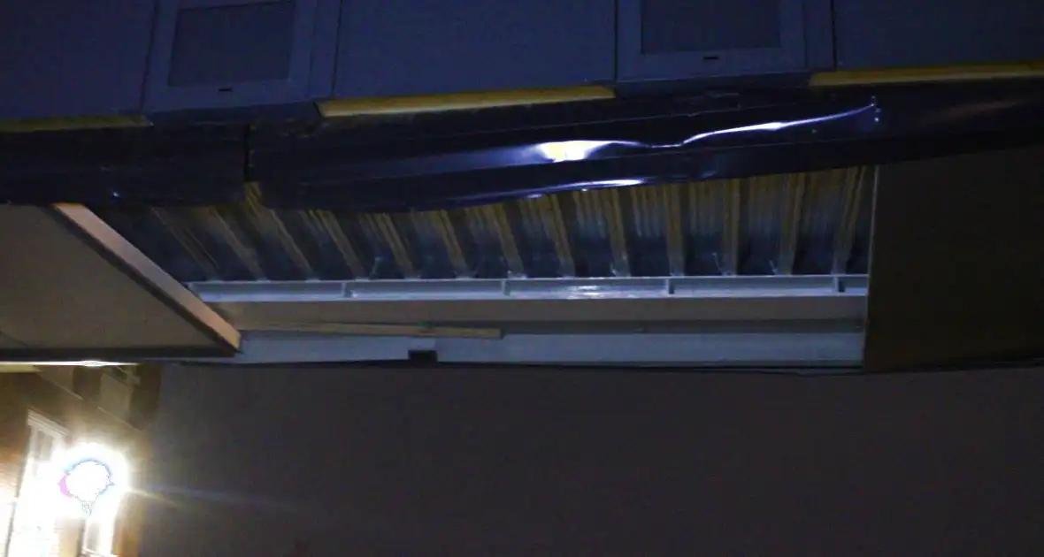 Bestuurder bakwagen schat hoogte verkeerd en ramt gebouw - Foto 4