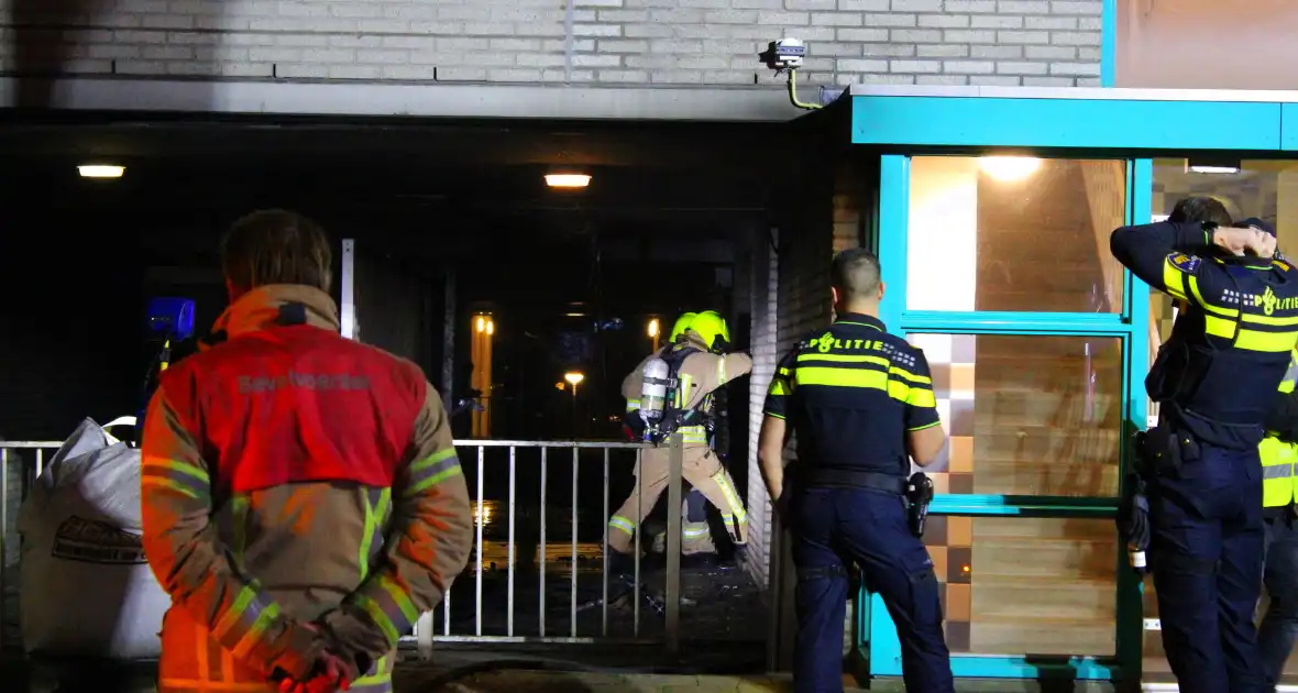 Scooter in brand onder flatgebouw