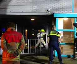 Scooter in brand onder flatgebouw