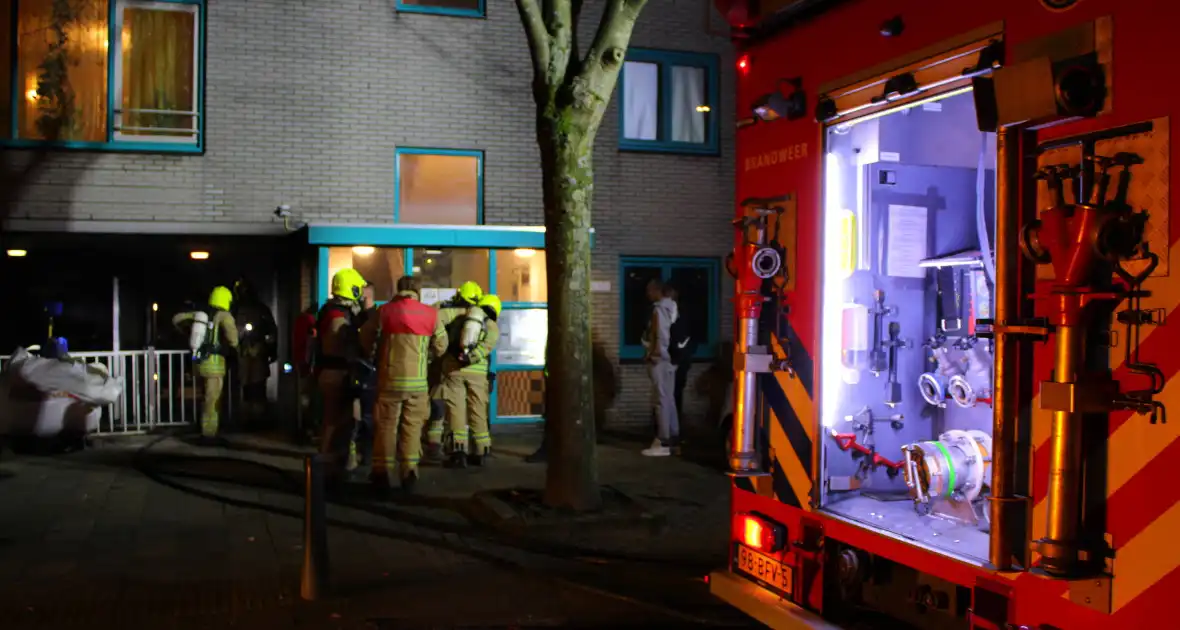 Scooter in brand onder flatgebouw - Foto 1