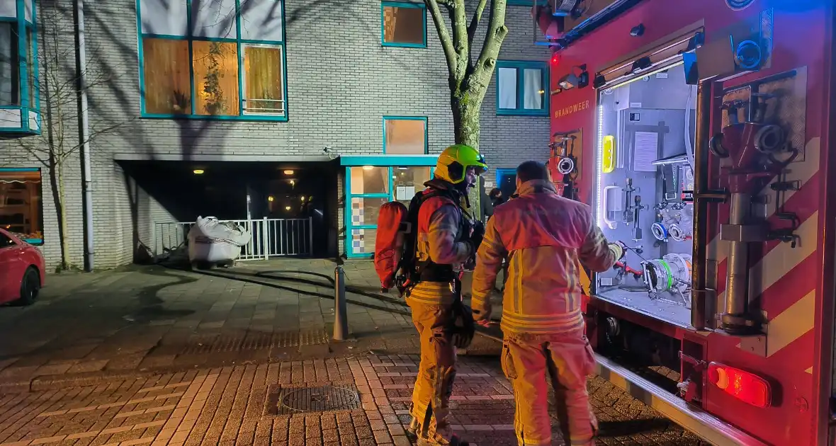 Scooter in brand onder flatgebouw - Foto 7