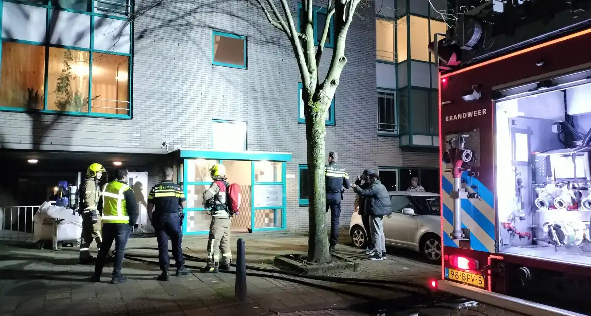 Scooter in brand onder flatgebouw - Foto 8