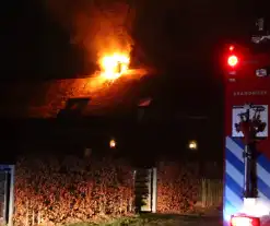 Felle uitslaande brand in woning met rietendak