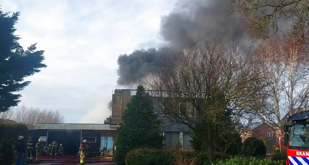 Hevige rookontwikkeling bij zeer grote brand in loods