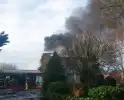 Hevige rookontwikkeling bij zeer grote brand in loods
