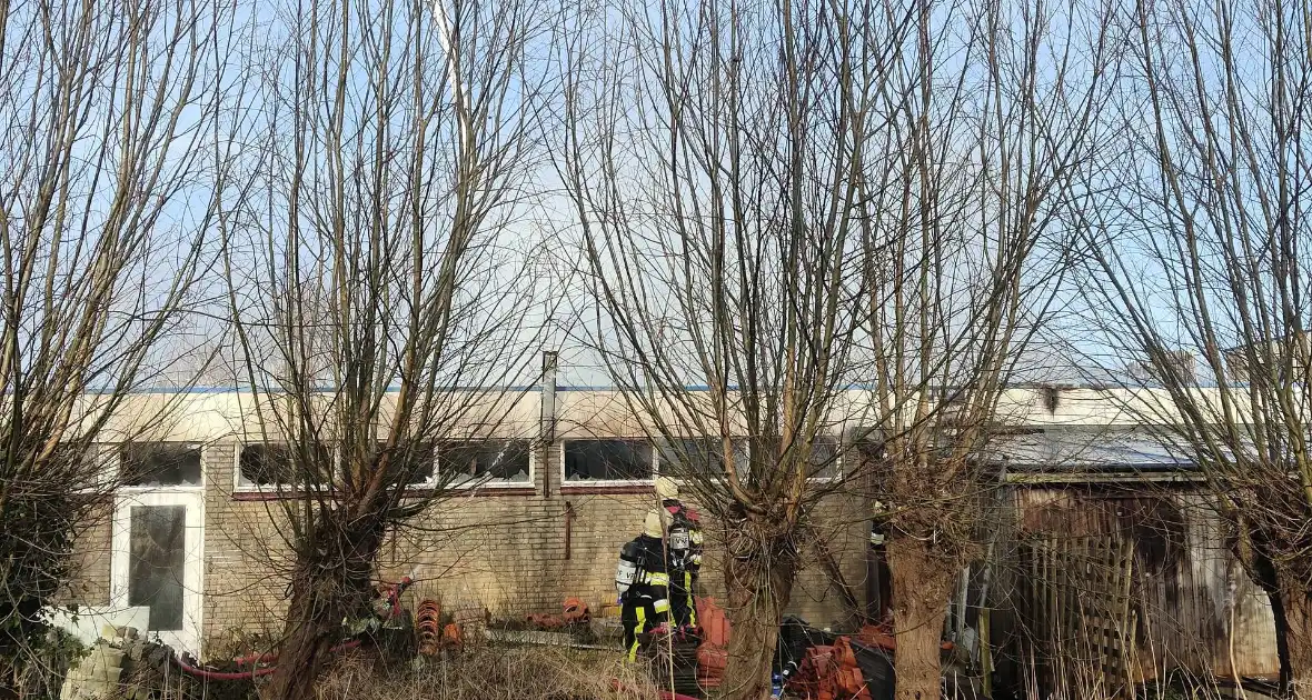 Hevige rookontwikkeling bij zeer grote brand in loods - Foto 1