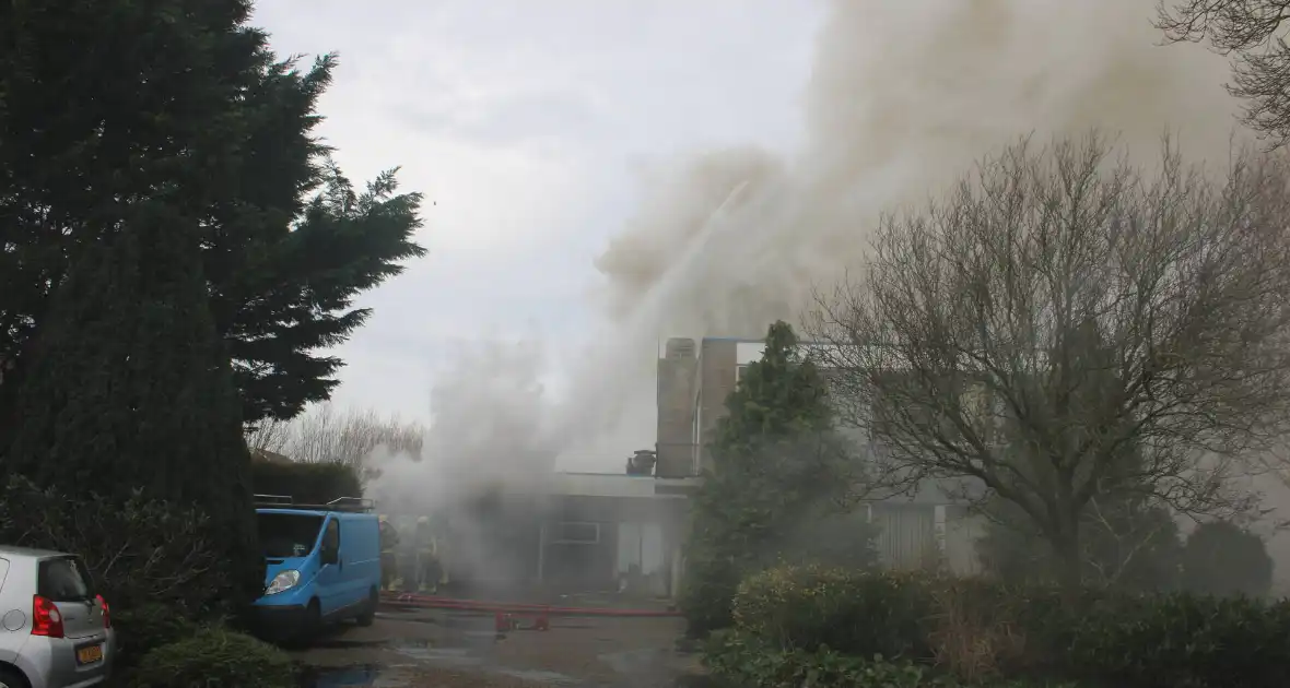 Hevige rookontwikkeling bij zeer grote brand in loods - Foto 10