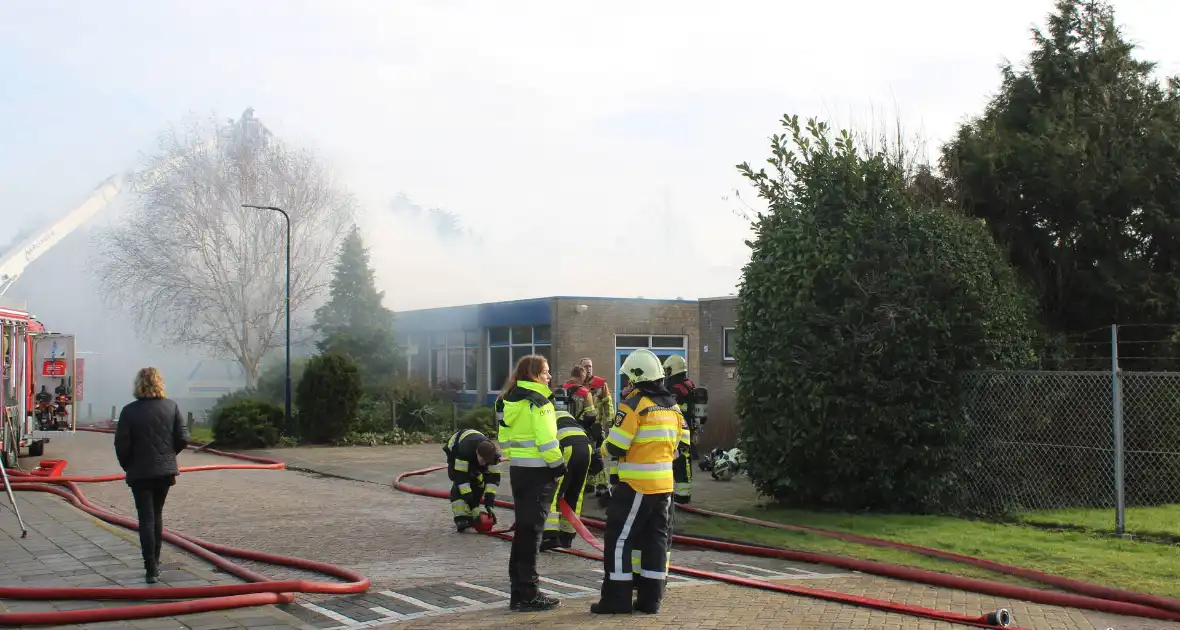 Hevige rookontwikkeling bij zeer grote brand in loods - Foto 11