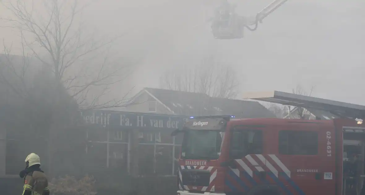 Hevige rookontwikkeling bij zeer grote brand in loods - Foto 13