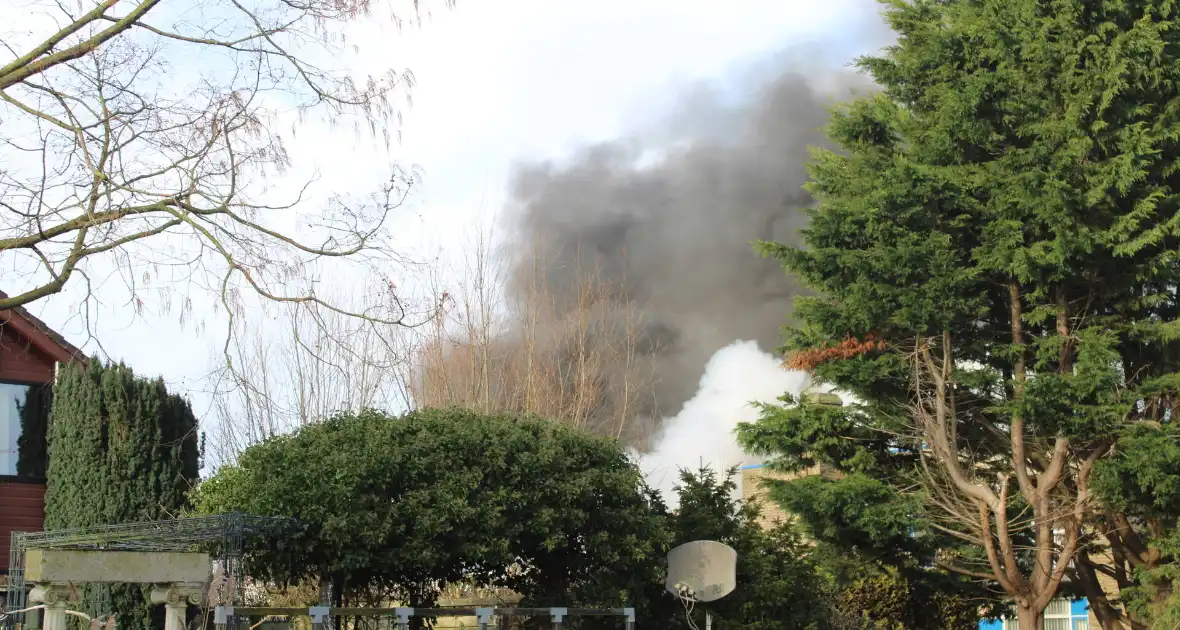 Hevige rookontwikkeling bij zeer grote brand in loods - Foto 14