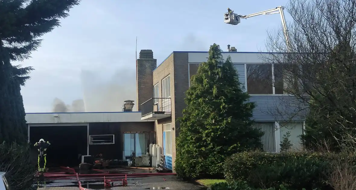 Hevige rookontwikkeling bij zeer grote brand in loods - Foto 3