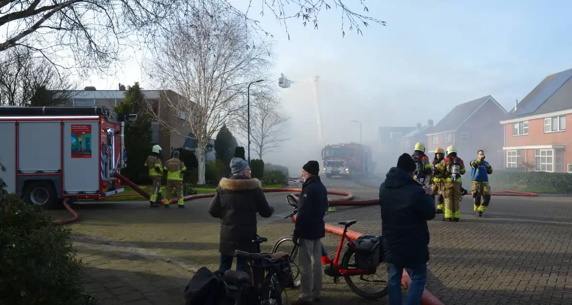 Hevige rookontwikkeling bij zeer grote brand in loods - Foto 4