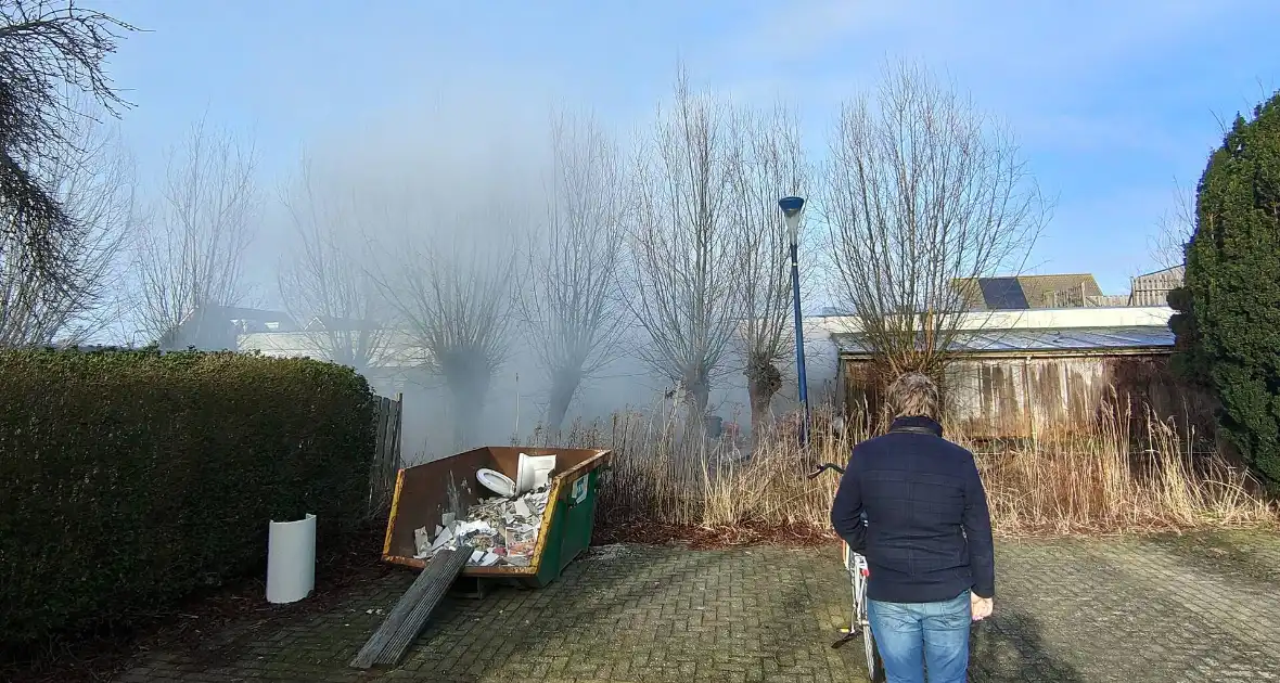 Hevige rookontwikkeling bij zeer grote brand in loods - Foto 5