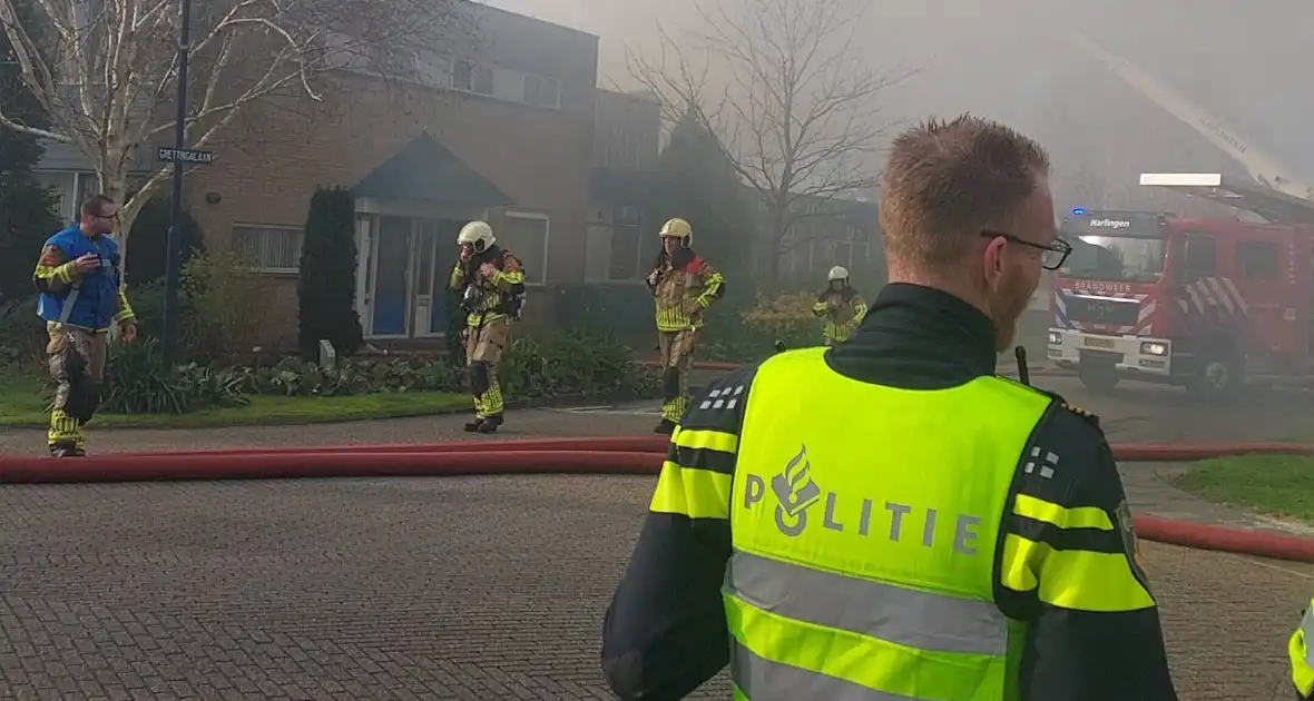 Hevige rookontwikkeling bij zeer grote brand in loods - Foto 6