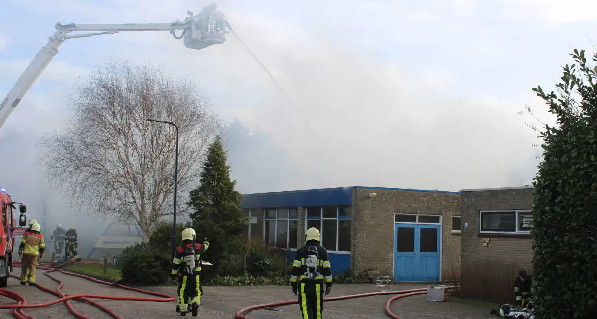 Hevige rookontwikkeling bij zeer grote brand in loods - Foto 9