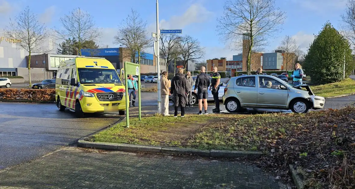 Flinke schade bij ongeval met twee personenauto's - Foto 1