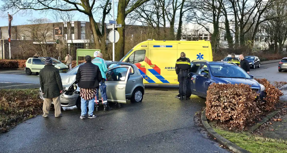 Flinke schade bij ongeval met twee personenauto's - Foto 4