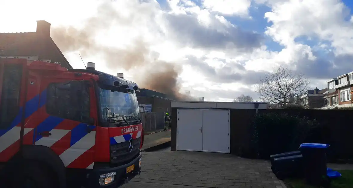 Enorme rookontwikkeling bij grote brand in industriepand