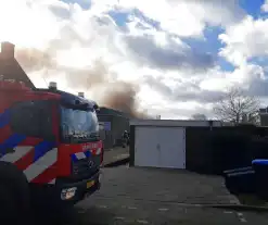 Enorme rookontwikkeling bij grote brand in industriepand