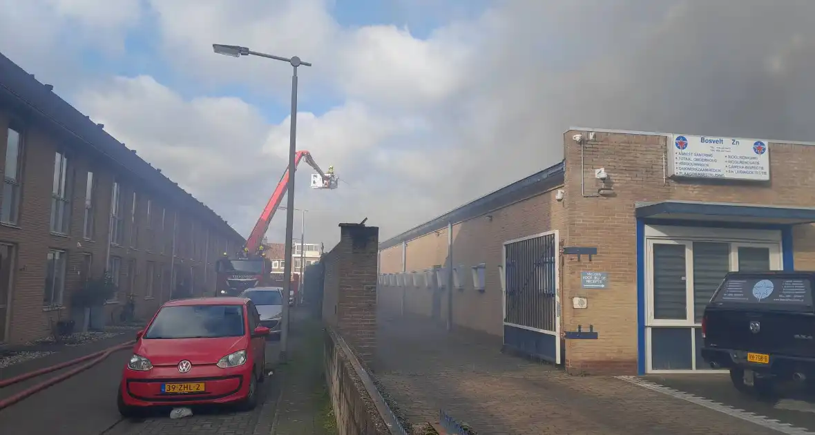 Enorme rookontwikkeling bij grote brand in industriepand - Foto 3