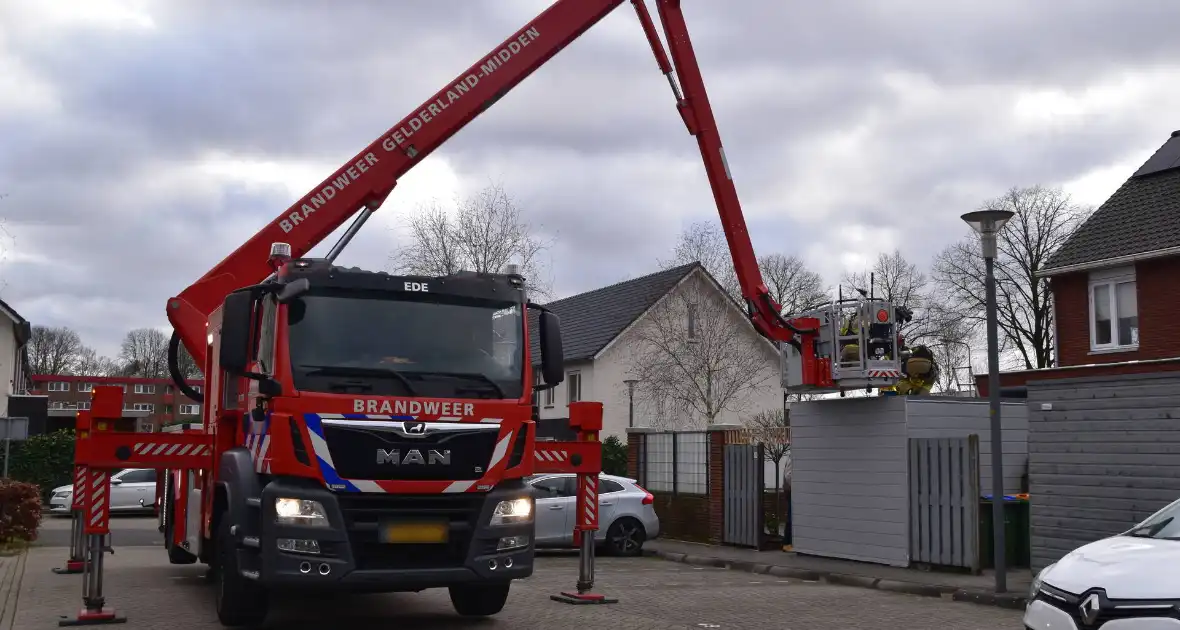 Brandweer haalt man van dak schuur