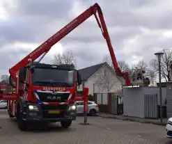 Brandweer haalt man van dak schuur