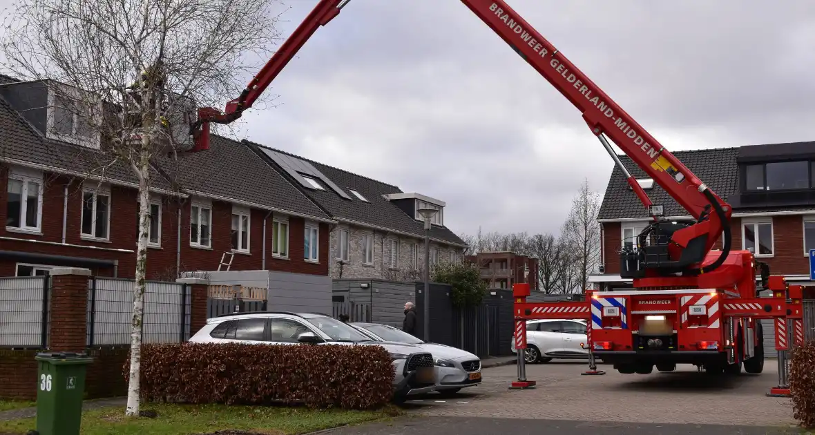 Brandweer haalt man van dak schuur - Foto 1