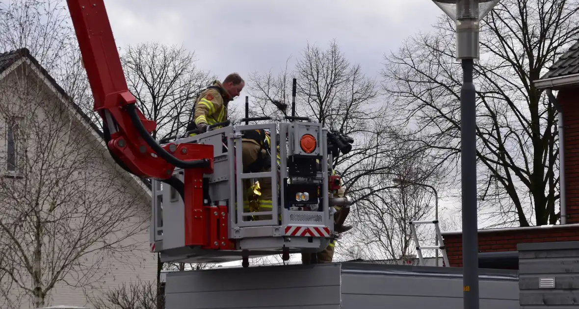 Brandweer haalt man van dak schuur - Foto 2