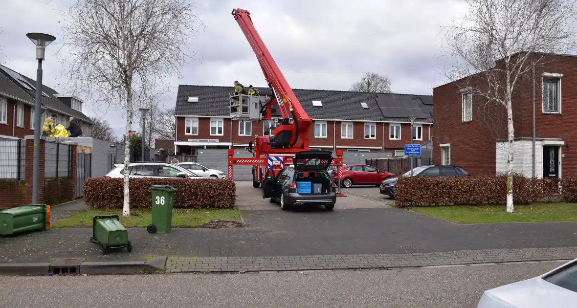 Brandweer haalt man van dak schuur - Foto 3