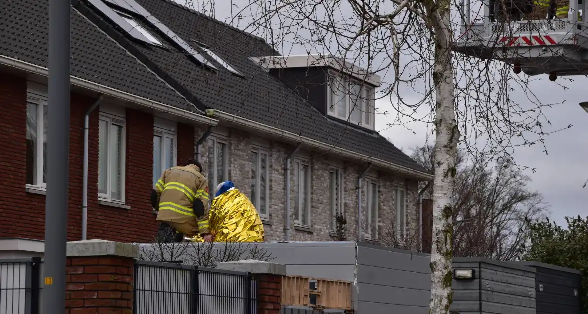 Brandweer haalt man van dak schuur - Foto 4