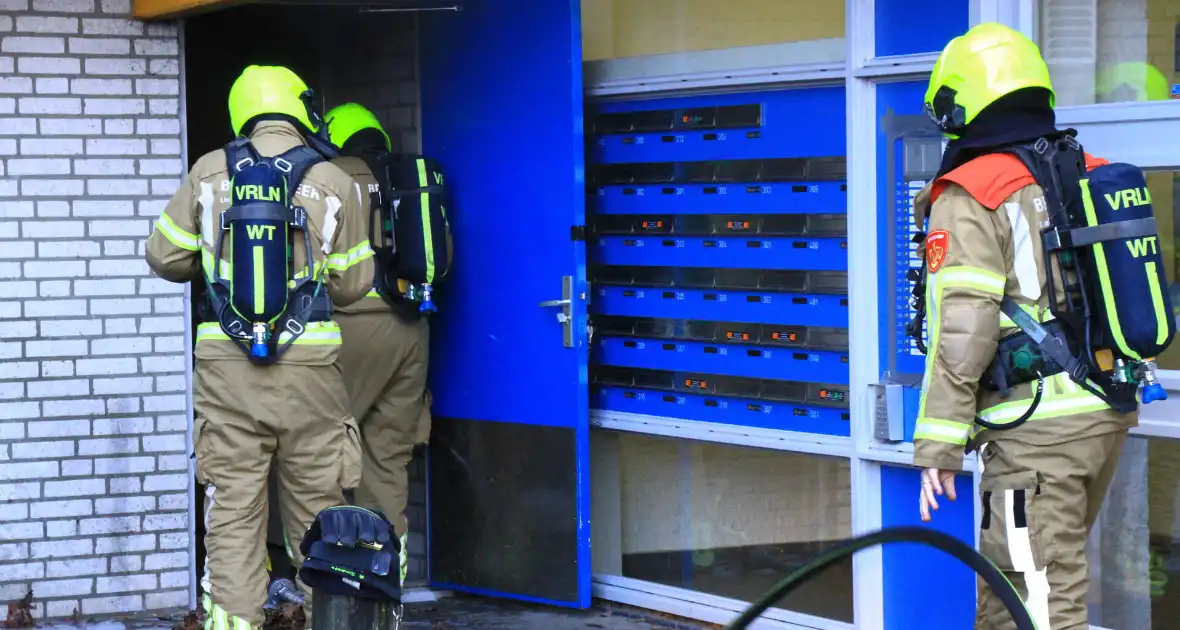 Rookontwikkeling bij brand in berging onder flat - Foto 1