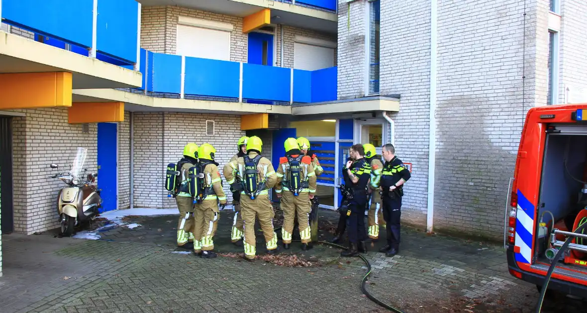 Rookontwikkeling bij brand in berging onder flat - Foto 2