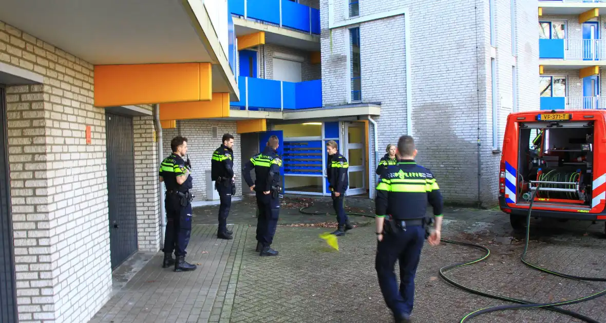 Rookontwikkeling bij brand in berging onder flat - Foto 3