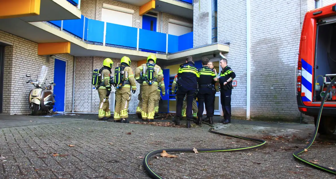 Rookontwikkeling bij brand in berging onder flat - Foto 5