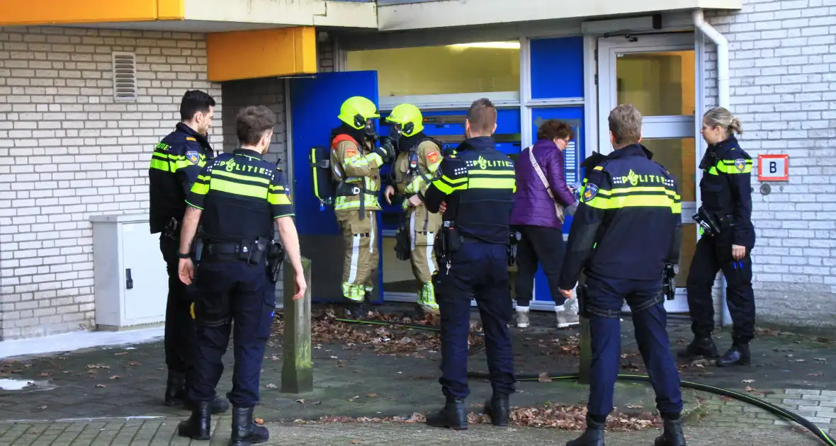 Rookontwikkeling bij brand in berging onder flat - Foto 6