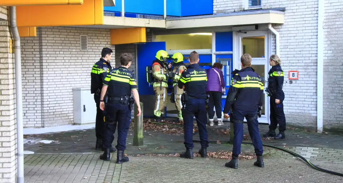 Rookontwikkeling bij brand in berging onder flat - Foto 7