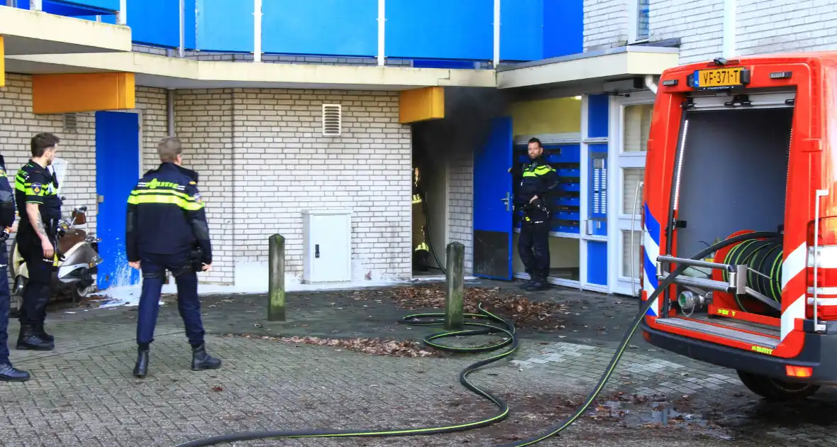 Rookontwikkeling bij brand in berging onder flat - Foto 9