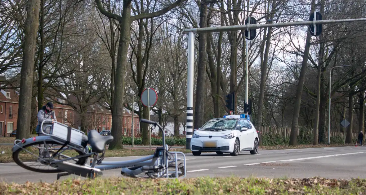 Fietser ernstig gewond bij botsing met lesauto