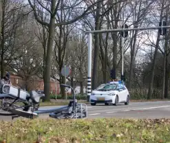 Fietser ernstig gewond bij botsing met lesauto