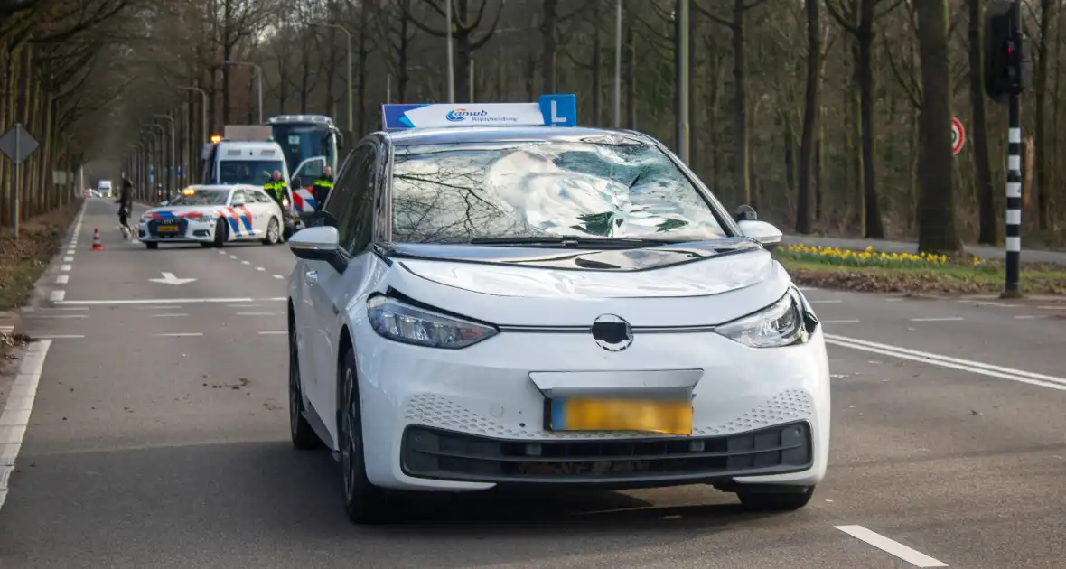 Fietser ernstig gewond bij botsing met lesauto - Foto 1