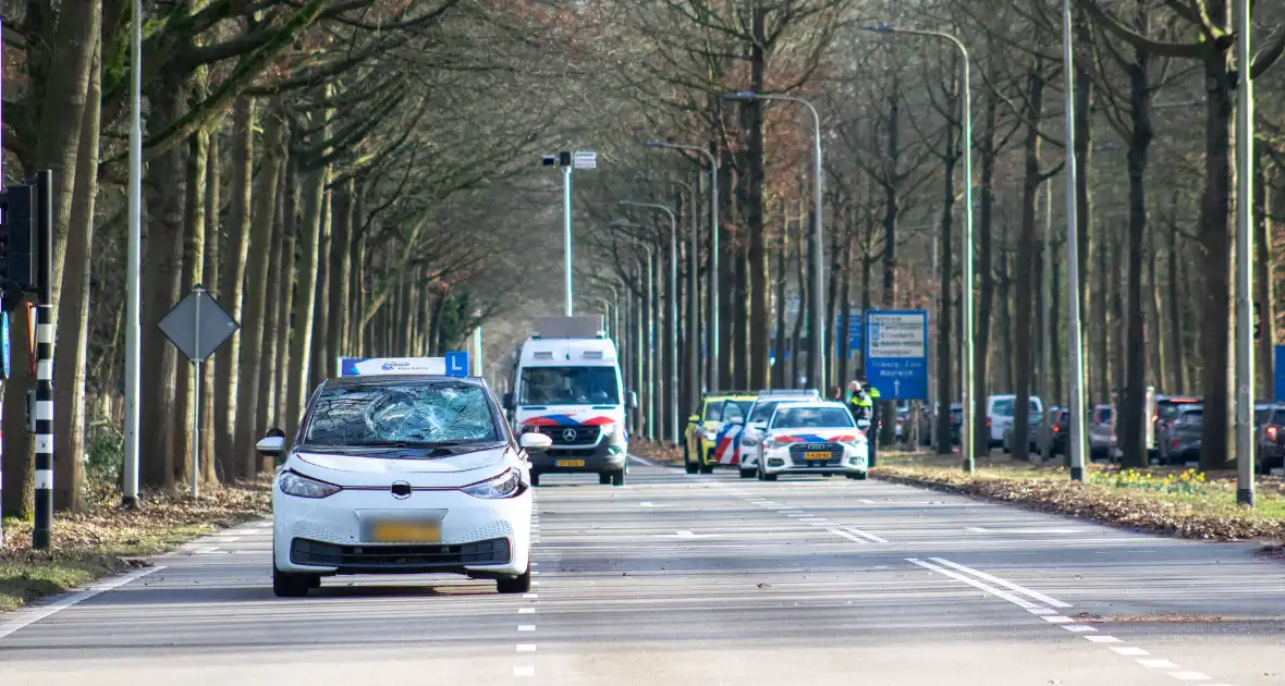 Fietser ernstig gewond bij botsing met lesauto - Foto 3