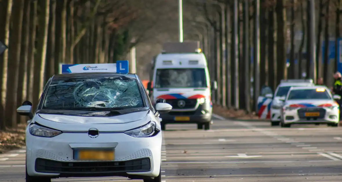 Fietser ernstig gewond bij botsing met lesauto - Foto 4