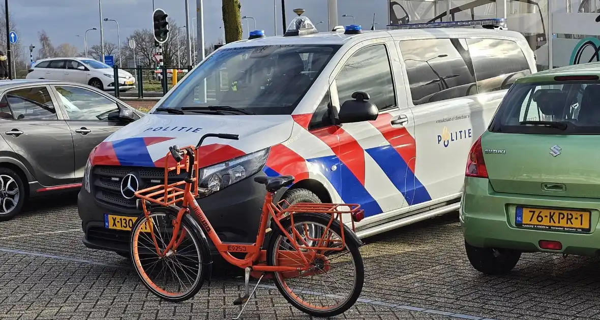 Fietser rijdt tegen verkeer in en wordt aangereden