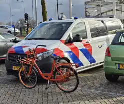 Fietser rijdt tegen verkeer in en wordt aangereden